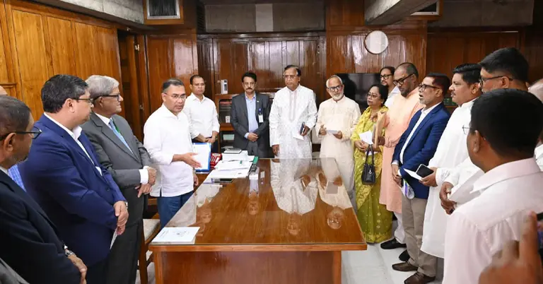 সিটি করপোরেশনের মেয়র ও প্রশাসকদের হাতে চেক প্রধানমন্ত্রী